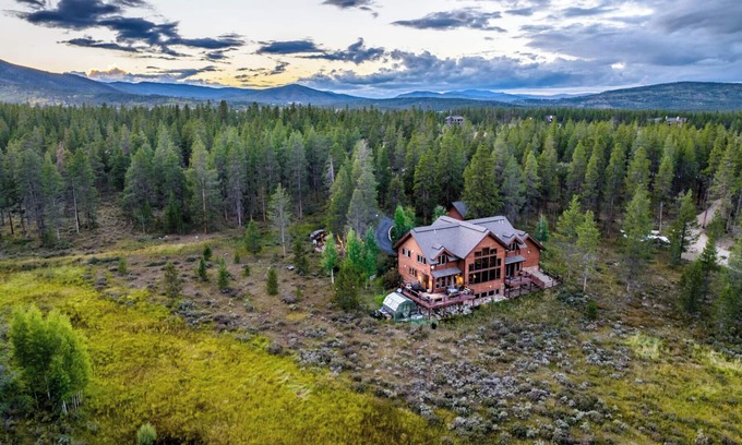 Granby House | Rustic cabin near slopes w/hot tub & fire pit