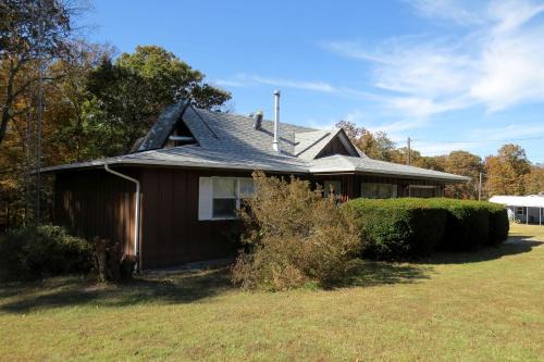 Miramiguoa Park House | Rustic Cabin Rental with a Wood-Burning Stove near Meramec State Park, Missouri