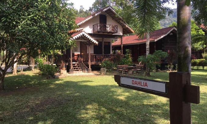 Karangan House | Rustic Chalet - Dahlia n Mawar at Sedim Vista