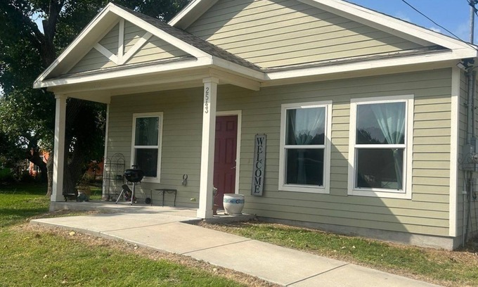 Aransas Pass House | Rustic Coastal 2BR on 6 Acres - 3 miles from Harbor and 12 minutes from Port A