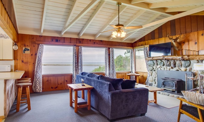Smith River Cottage | Rustic Coastal Smith River Cottage w/Ocean Views!