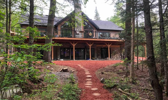 St-Adolphe-d'Howard Cottage | Rustic cottage with a modern touch on river-lake, 6 bedrooms