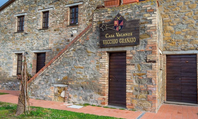 Collesanto Cottage | Rustic Cottage in Magione with Swimming Pool