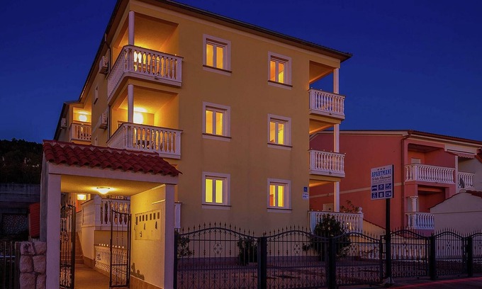 Dramalj Apartment | Rustic Cottage with Pool