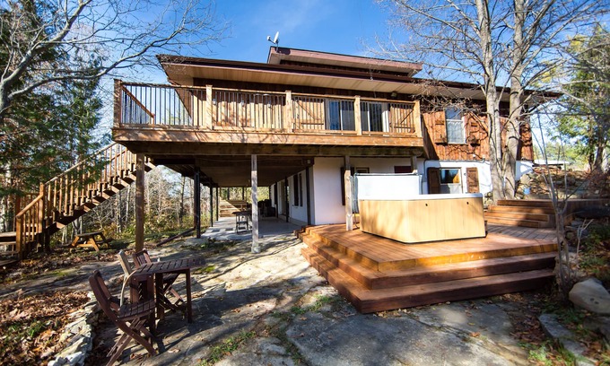 Mississippi Mills Cottage | Rustic countryside cottage with a rapidsview
