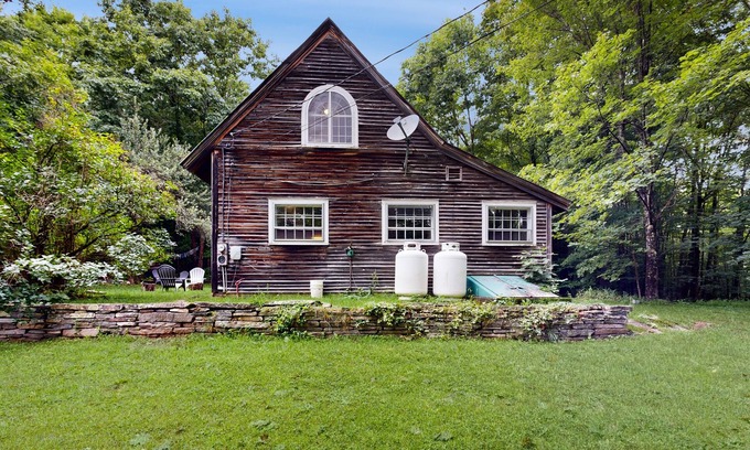 Grafton House | Rustic country home, wifi, firepit, w/d, kitchen, VAST trail, dog-friendly, TV's