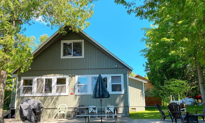 Oquossoc House | 🐾Rustic dog friendly home on the North Shore of Rangeley Lake.