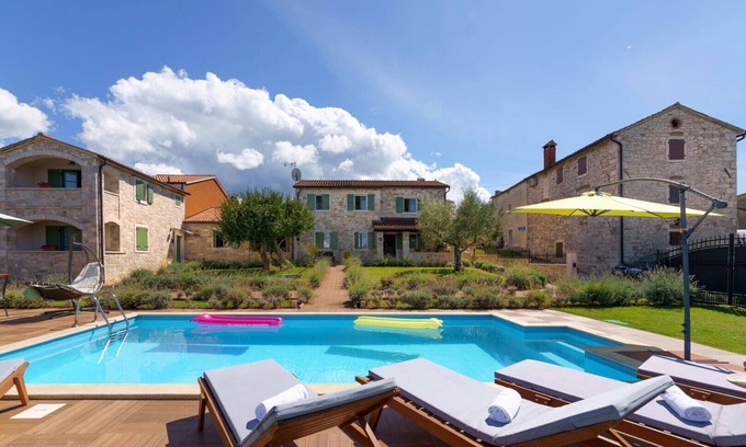 Vizinada Villa | Rustic Eco Villa Baldasi with pool in Vizinada