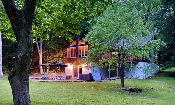 Farmington Cabin | Rustic Fall Cabin w/Hot Tub & Pool Table – Lazy Bear Lodge
