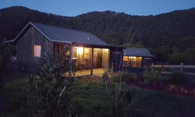 Penguin Bed & Breakfast | Rustic Hut Bush Retreat