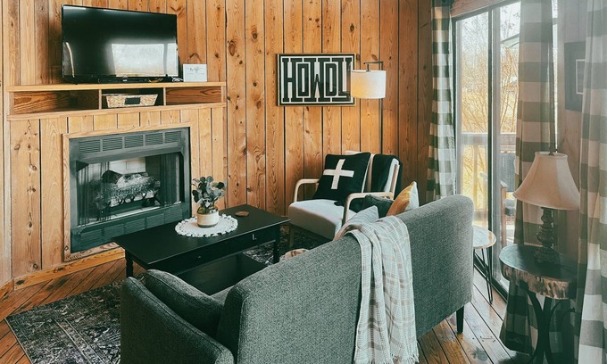 Six Mile Cabin | Rustic Lake Keowee Cabin, Perfect for Couples! Dock, Pool & Boat Slip