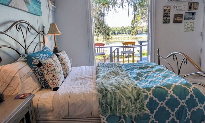 Edgar Apartment | Rustic Lakeview Getaway – Pet Friendly & Free Parking