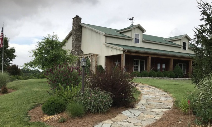 Willisburg House | Rustic Lodge On Farm centered on Bourbon Trail!