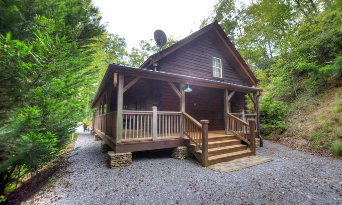 Bryson City Cabin | Rustic Moonshiner's Hideaway Cabin Near Bryson City and NOC