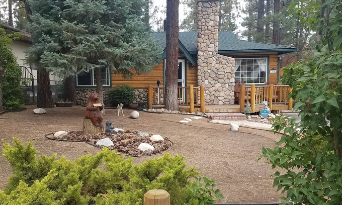 Big Bear City Cabin | Rustic, Quite Log Cabin, Perfect for Romantic Couples or Small Families!
