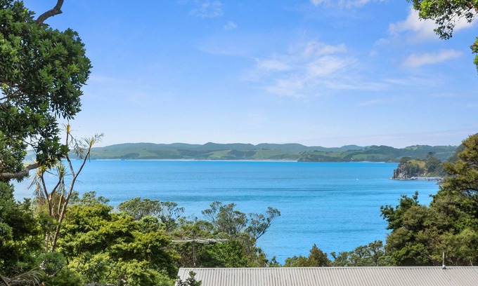 Leigh House | RUSTIC RESET ON THE GRID - MATHESON BAY HOLIDAY HOME in Mathesons Bay