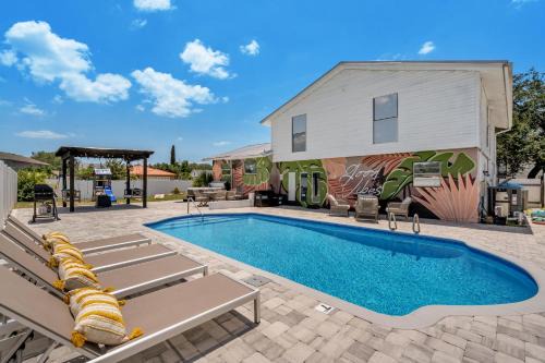 Tampa House | Rustic Retreat~Heated Pool~Hot Tub~3 Kings~Playset~Firepit~14 Bed