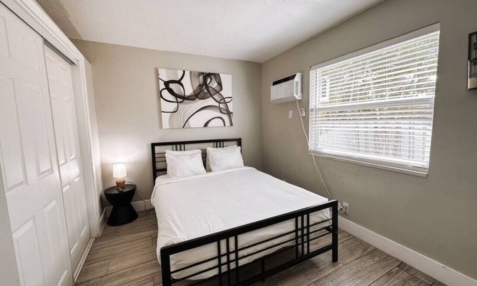 Poinciana Park Apartment | Rustic Retreats 6: Beachy 1BR in the heart of Fort Lauderdale
