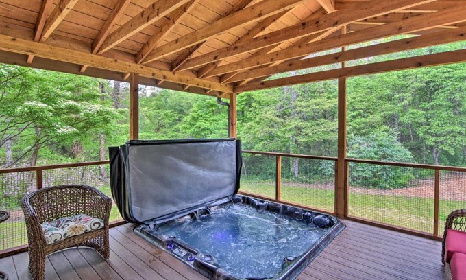 Sunset House | Rustic Sunset Escape on 67 Acres Outdoor Kitchen