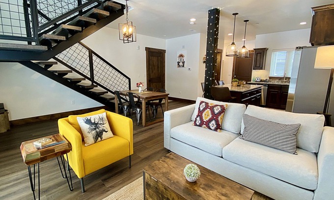 Victor House | Rustic Townhome Retreat Surrounded By Scenic Mtns