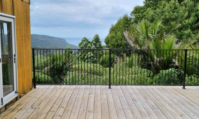 New Lynn House | Rustic Vibes and Privacy on the West Coast!