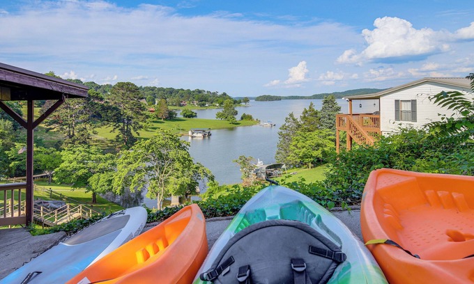 Rutledge Cottage | Rutledge Hilltop Home on Cherokee Lake w/Decks!