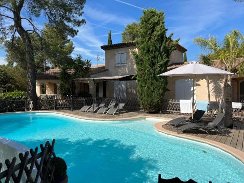 Bagnols-en-Foret Villa | Séjours à partir de 3 nuitées villa avec piscine à débordement, Spa et Pool house