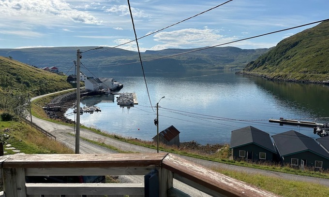 Hammerfest Cabin | Sørøya: Skipper view Akkarfjord, 210m from pub, diner and quay. Sørøya along the coast!