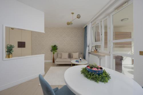 Muranow Apartment | Słomińskiego by Solarento