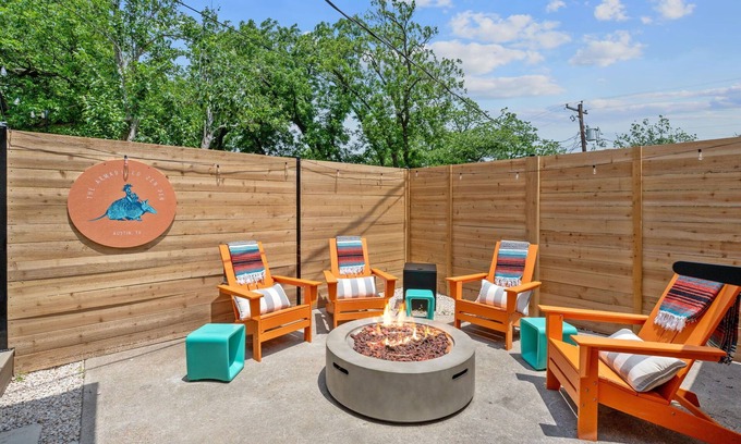 South River City House | S Congress Pool Putt Putt 3 KINGS/2 BATH FULLY Remodeled
