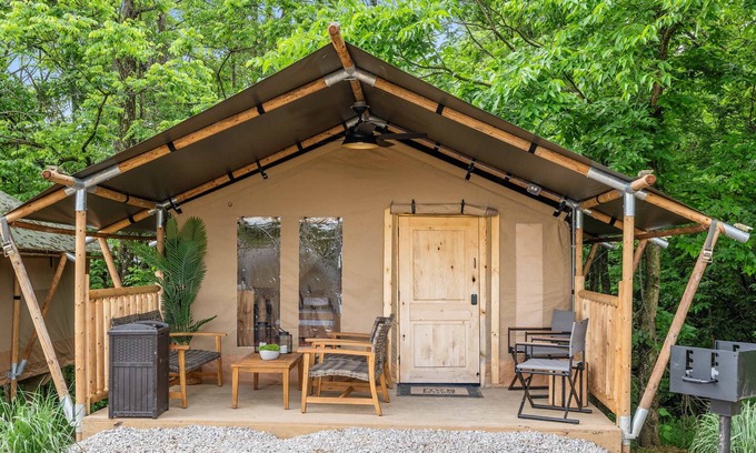 Williamstown RV Rental | Safari Tent A at Eden Reserve - Near Ark