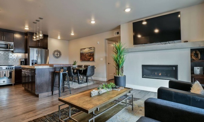 Moab South Valley Condo | Sage Creek *MoabC8* | Heated Pool & Hot Tubs!