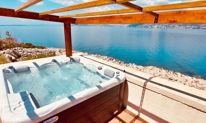 Pucisca House | Saint Nicholas lighthouse with big terrace and jacuzzi - island of Brac
