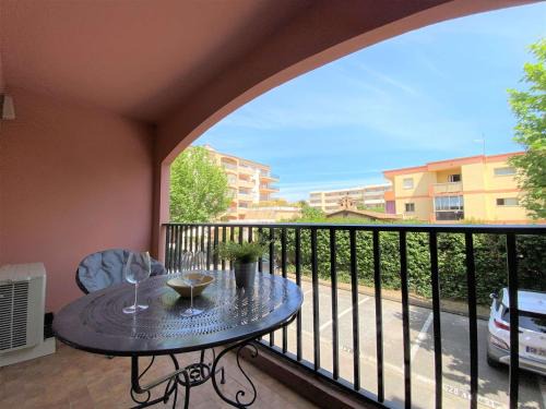 Sainte-Maxime Apartment | Sainte-Maxime, Apt 2 pièces avec piscine, terrasse, parking privé, proche plage et commerces - FR-1-226-487