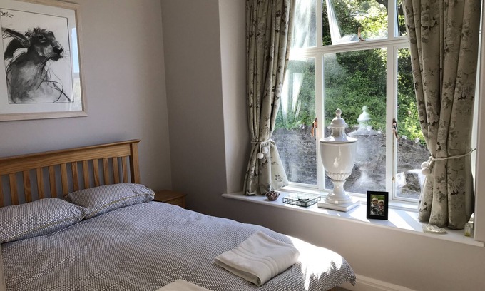 Salcombe Apartment | Salcombe 2 bed flat above beach, parking