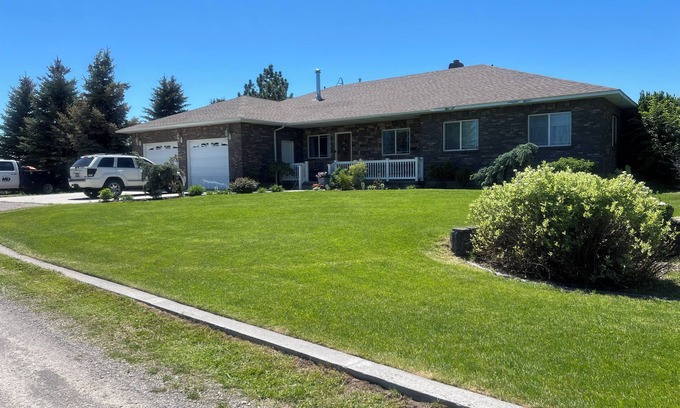 Rexburg House | Salem Pines lost Moose lodge Charming 3-bedroom house with AC, WiFi in Rexburg