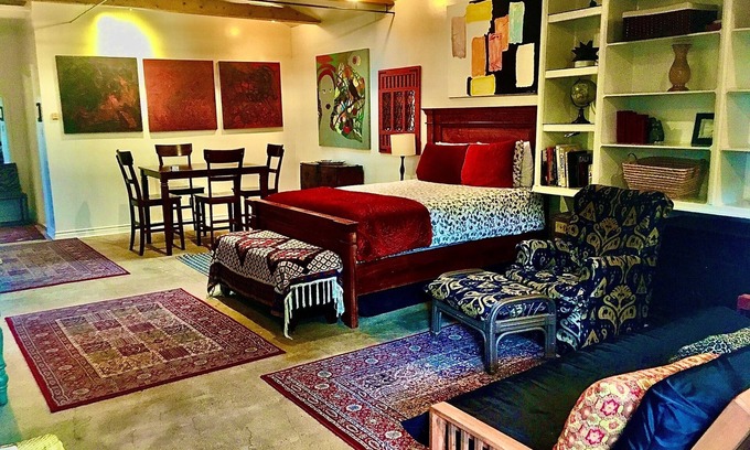 Hollywood House | Sallie's BEST Guesthouse: GREAT NEIGHBORHOOD, comfortable, convenient, beautiful