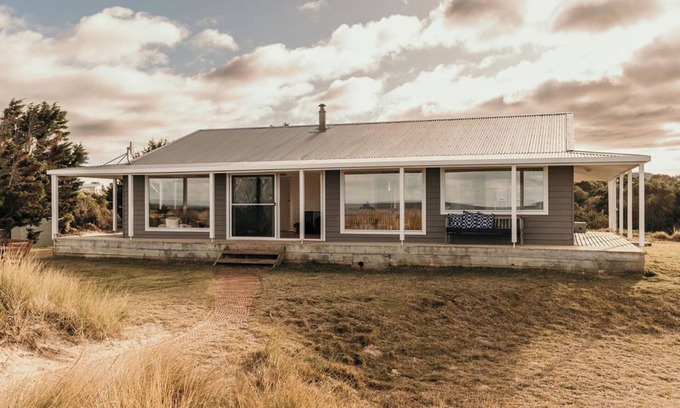 Dolphin Sands House | Saltair Freycinet - The beach is on your doorstep!