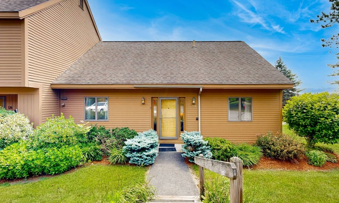 Quechee House | Saltbox townhome with AC, fireplace & deck - near Quechee Club, golf & ski