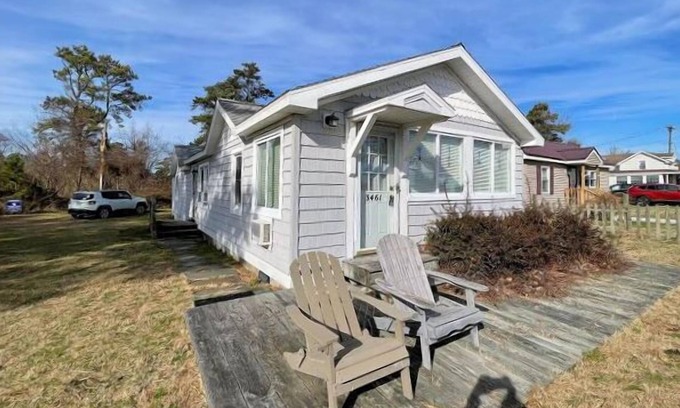 Chincoteague Cottage | Salty Sailor - 2BR , close to Memorial Park Pet friendly LINENS AND TOWELS