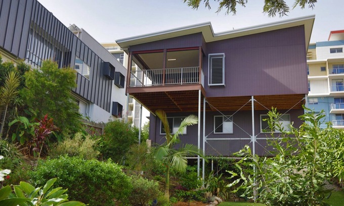 Caloundra House | SALTYS PLACE - Bring the family and the dog along to this near-new holiday home located within close