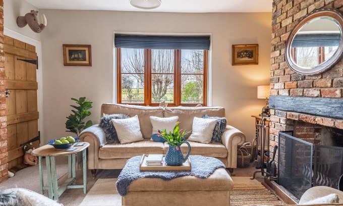Docking Cottage | Samphire Cottage - character cottage with wood burning stove and courtyard garden