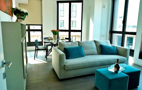 San Babila Apartment | San Babila Central Tower with panoramic terrace overlooking Duomo by Rentopolis