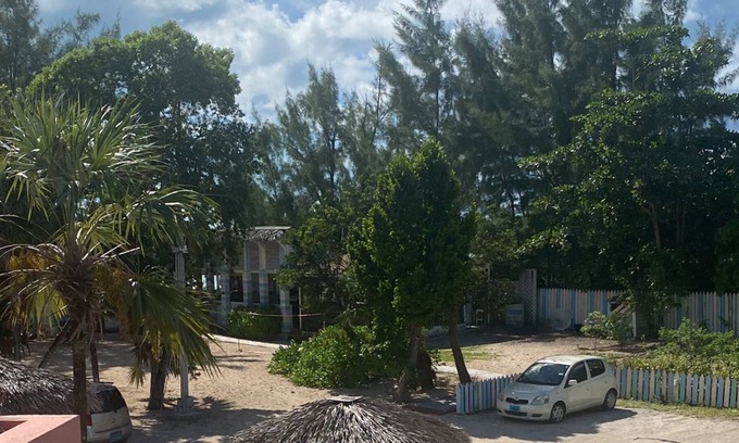 Coral Harbour Apartment | San Salvador Villa,10 mins from the Airport, On the Beach