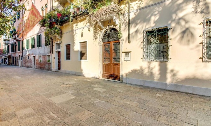 Dorsoduro Apartment | San Vio Dorsoduro Academia, Lovely 2 Br Apartment With a Balcony By Halldis
