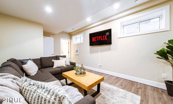 Mayfield Apartment | Sanctuary Suite | KingBed | Wifi | Near WEM/Rogers