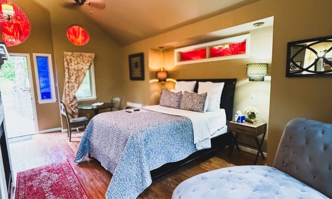 Eureka Springs Cottage | Sanctuary Treehouse with Jacuzzi