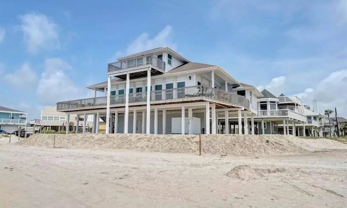 Pirates Beach House | Sand Beach Home - Beach front sleeps 25+people!