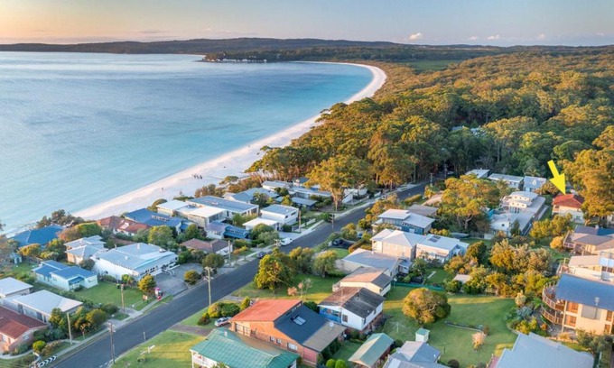 Hyams Beach House | Sandals at the Bay Upstairs sleeps 6 Hyams Beach