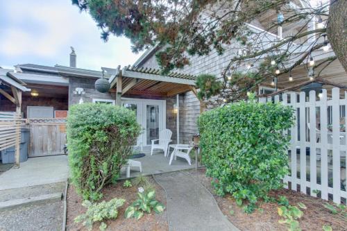 Downtown Cannon Beach House | Sandals Inn | Spa Suite & Oceanside Cabana